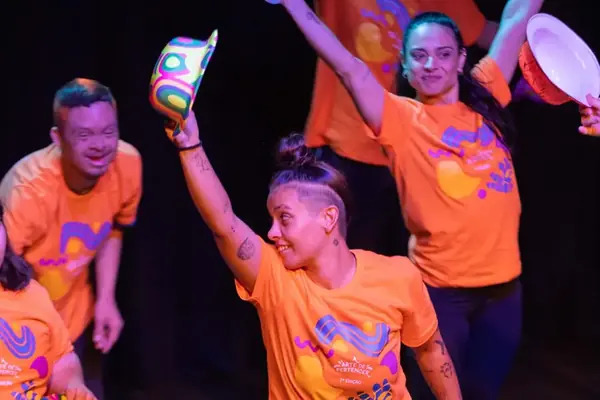 Participantes do Pertence dançam no palco durante uma coreografia do projeto A Arte de Pertencer.